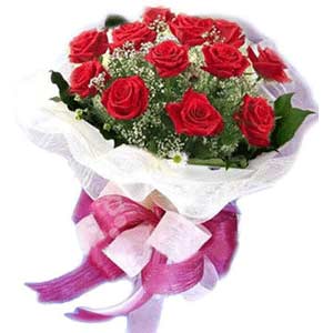  Kars hediye sevgilime hediye çiçek  11 adet kırmızı güllerden buket modeli
