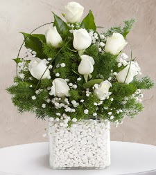 9 beyaz gül vazosu  Kars hediye sevgilime hediye çiçek 