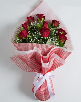 9 adet kırmızı gülden buket  Kars hediye sevgilime hediye çiçek 