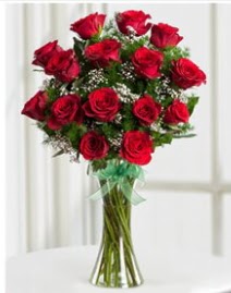 Cam vazo içerisinde 11 kırmızı gül vazosu  Kars çiçek , çiçekçi , çiçekçilik 