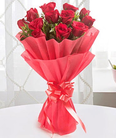 12 adet kırmızı gülden modern buket  Kars uluslararası çiçek gönderme 