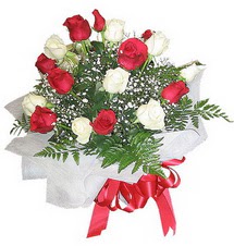  Kars çiçek online çiçek siparişi  12 adet kirmizi ve beyaz güller buket