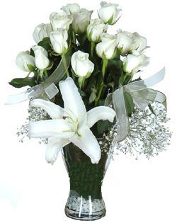 cam içerisinde 11 beyaz gül ve 1 kazablanka  Kars güvenli kaliteli hızlı çiçek 