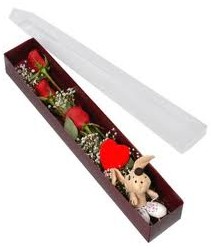 kutu içerisinde 3 adet gül ve oyuncak  Kars çiçek gönderme 