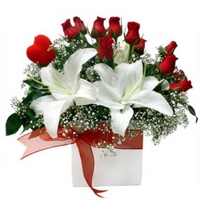  Kars kaliteli taze ve ucuz çiçekler  1 dal kazablanka 11 adet kırmızı gül vazosu