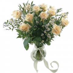 Vazoda 8 adet beyaz gül  Kars çiçek satışı 